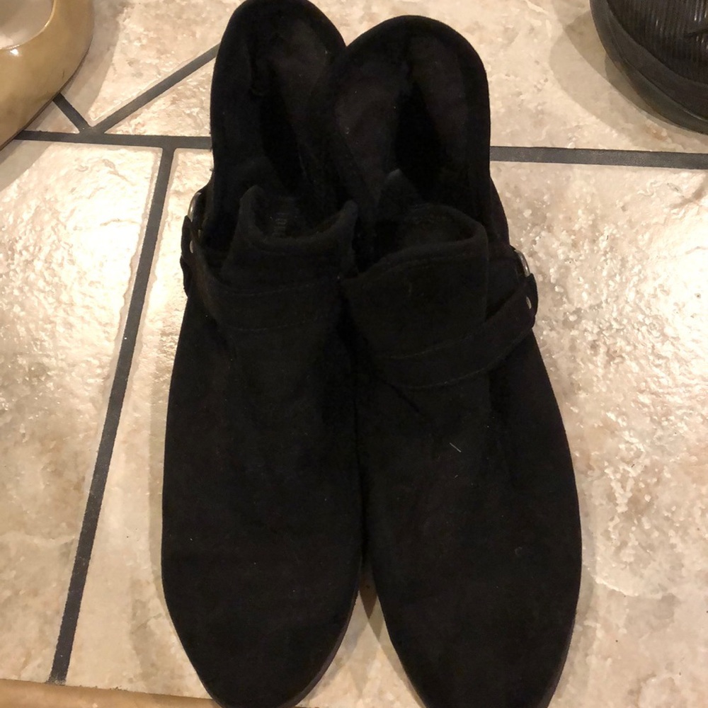 Women’s black booties. Forever 21